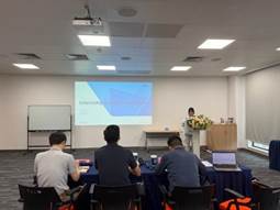 会议室里的人们
描述已自动生成